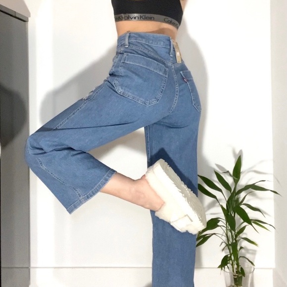 Levi’s light wash wide leg crop jeans - Picture 2 of 4